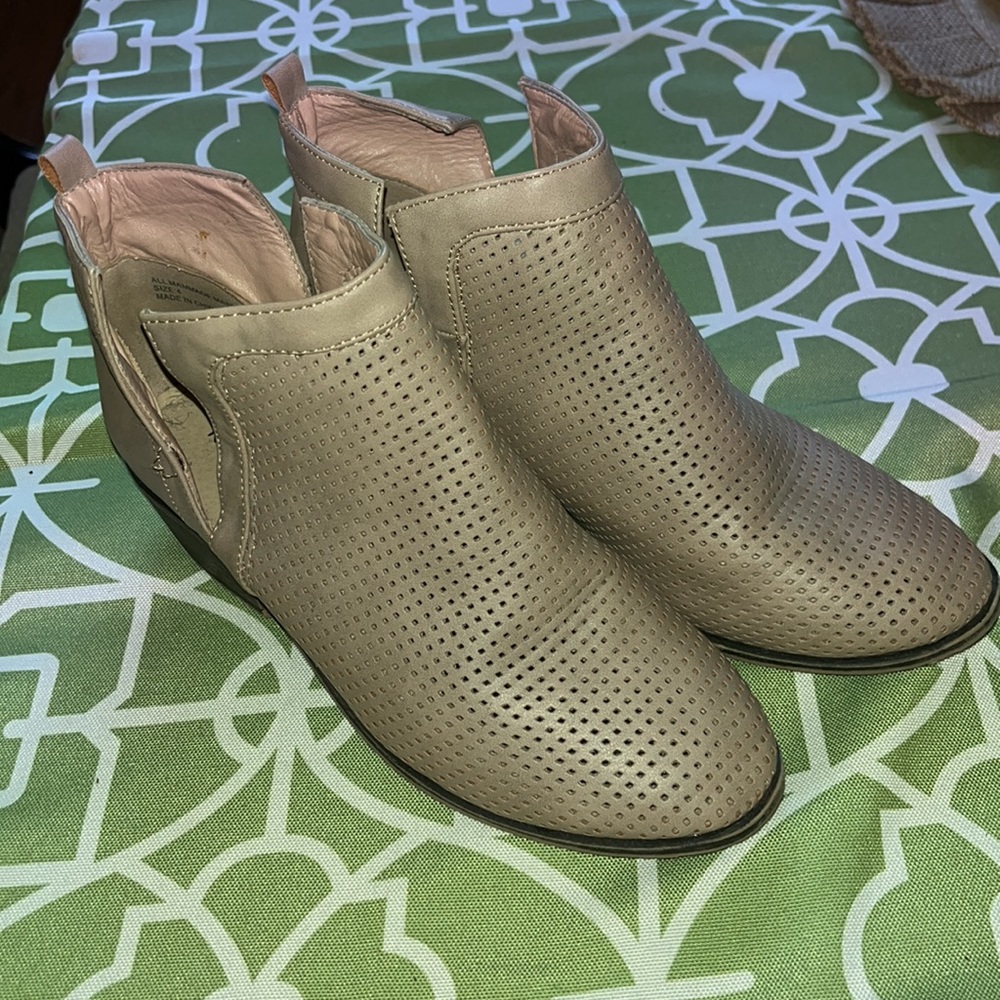 Restricted tan girls booties size 4
